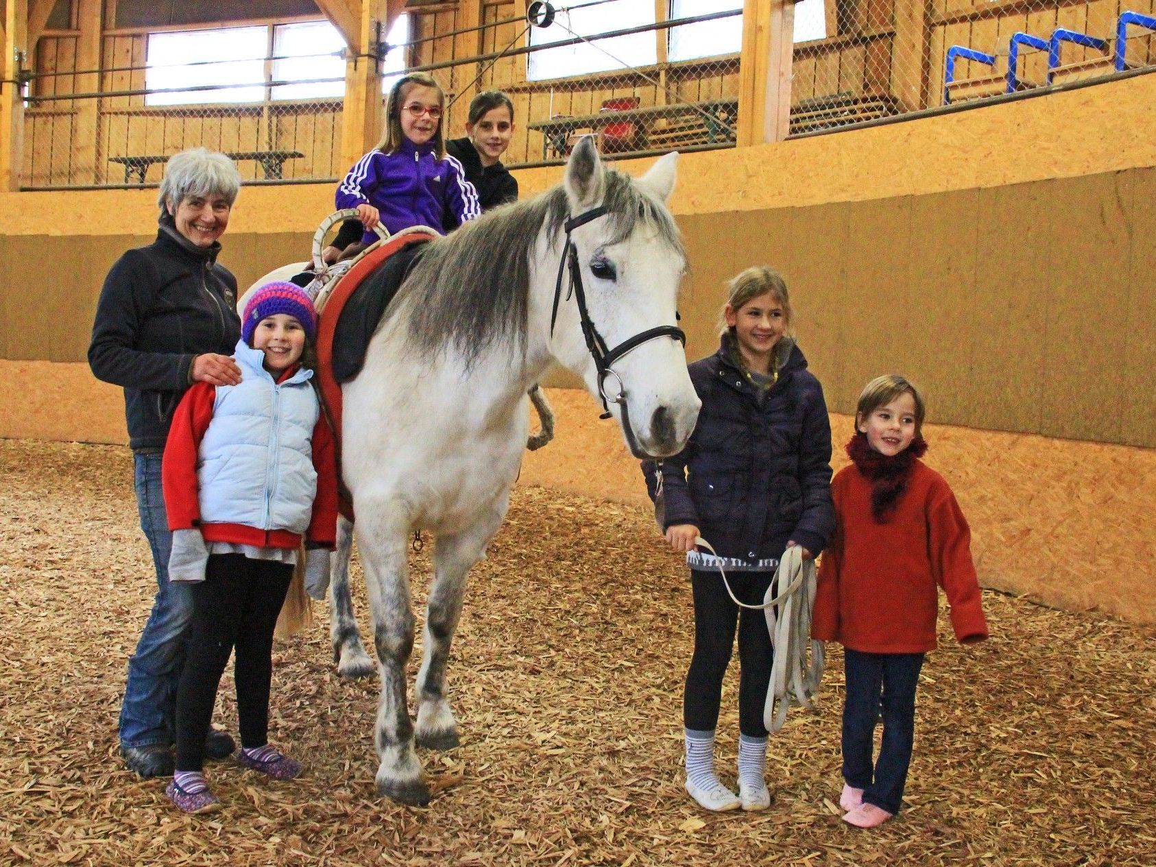 In der Villa Momo erlernen Kinder heilpädagogische Reiten und Voltigieren.