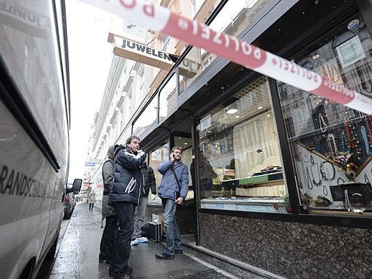 Nach dem Juwelier-Überfall in der Kaiserstraße wird nach den Tätern gesucht Nach dem Juwelier-Überfall in der Kaiserstraße wird nach den Tätern gesucht