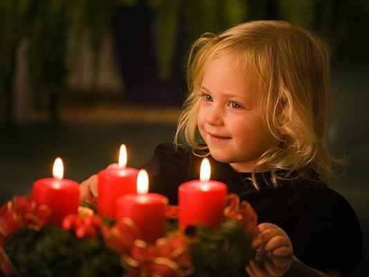 Wenn alle vier Adventkranz-Kerzen brennen, können Kinder das Christkind schon nicht mehr erwarten