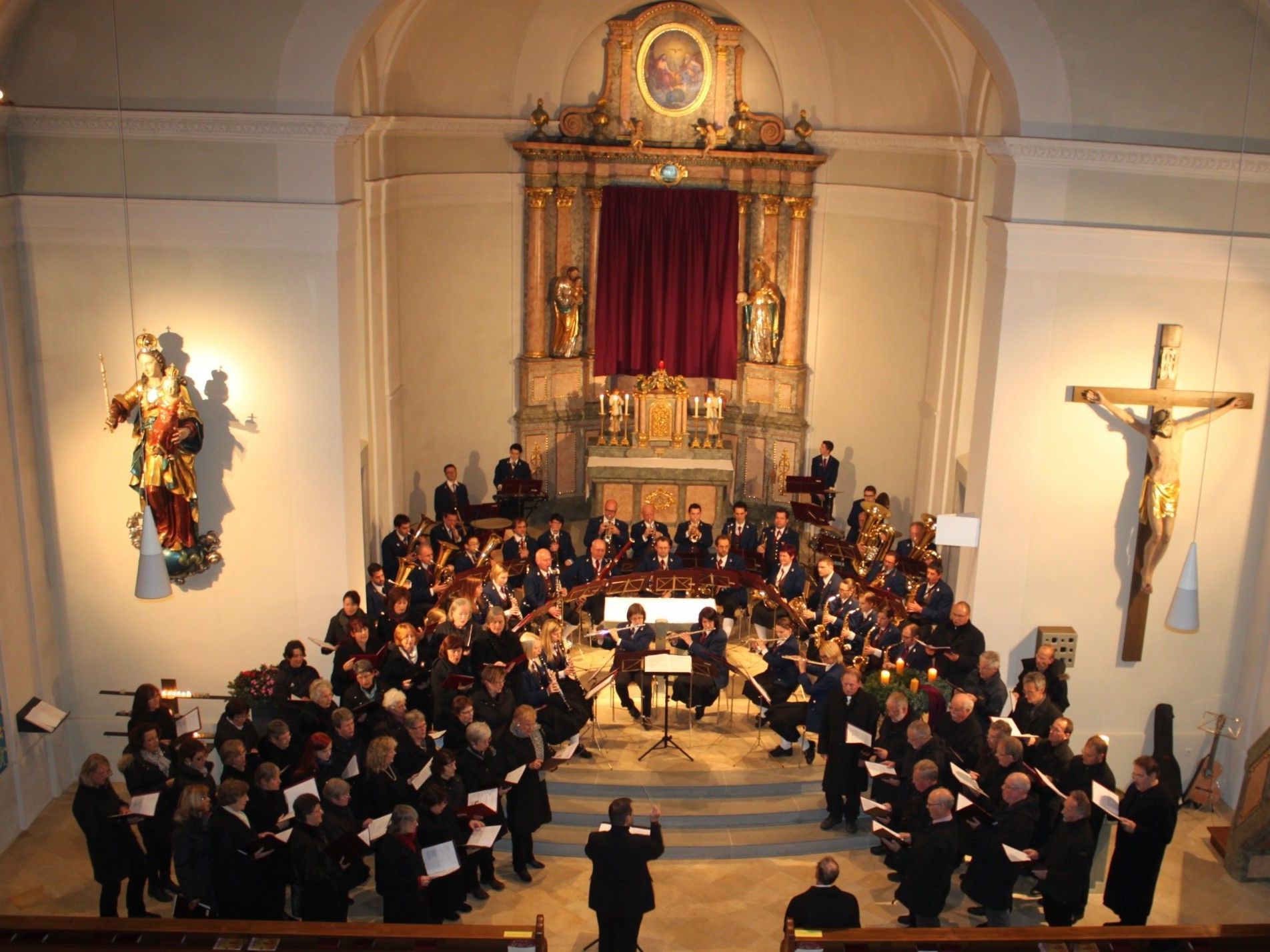 Kirchenkonzert mit dem Musikverein Lochau und den Chören des Liederkranzes Kißlegg im stimmungsvollen Ambiente der Pfarrkirche. Kirchenkonzert mit dem Musikverein Lochau und den Chören des Liederkranzes Kißlegg im stimmungsvollen Ambiente der Pfarrkirche.