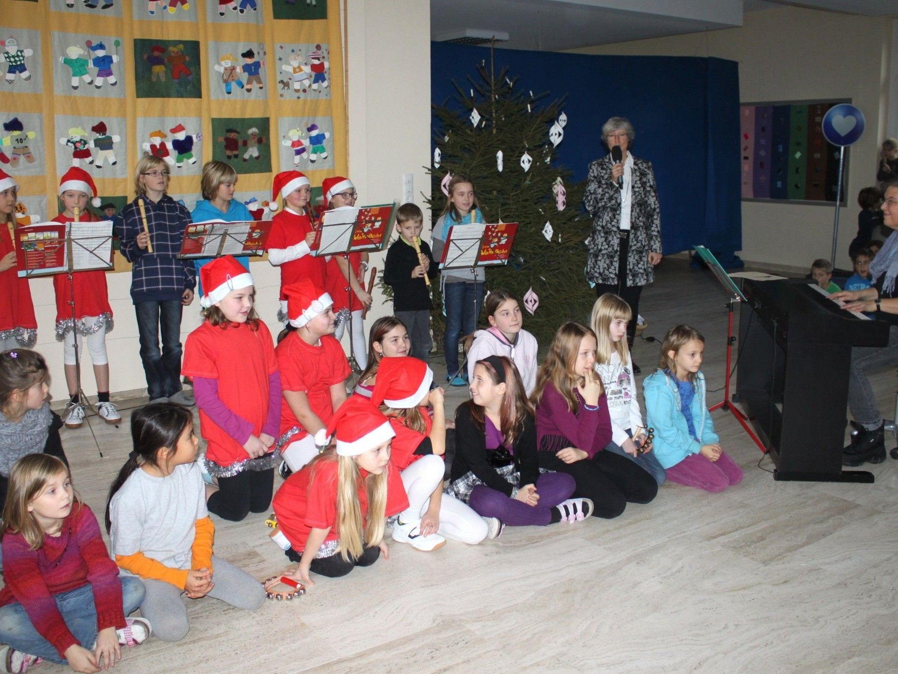 Zur gemeinsamen Weihnachtsfeier konnte Volksschuldirektorin Andrea Rüdisser-Sagmeister Schüler und Lehrpersonen sowie zahlreiche Eltern willkommen heißen. Zur gemeinsamen Weihnachtsfeier konnte Volksschuldirektorin Andrea Rüdisser-Sagmeister Schüler und Lehrpersonen sowie zahlreiche Eltern willkommen heißen.