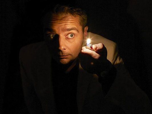 Thomas Maurer wagt sich in "Out of the Dark" in die Abgründe des Showbiz Thomas Maurer wagt sich in "Out of the Dark" in die Abgründe des Showbiz