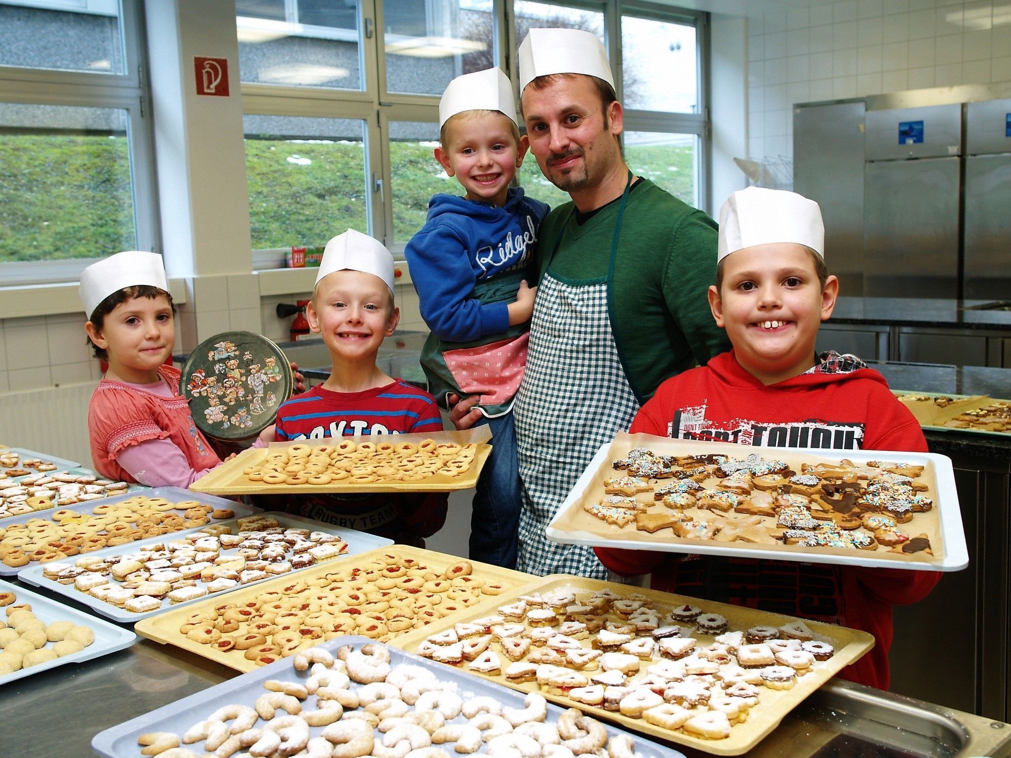 Beim Kekse backen hatten alle viel Spaß. Beim Kekse backen hatten alle viel Spaß.