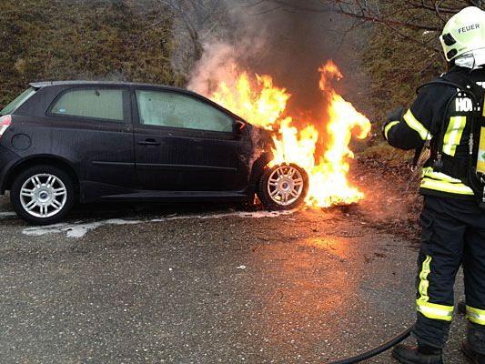 In Hollabrunn stand ein Pkw in Flammen