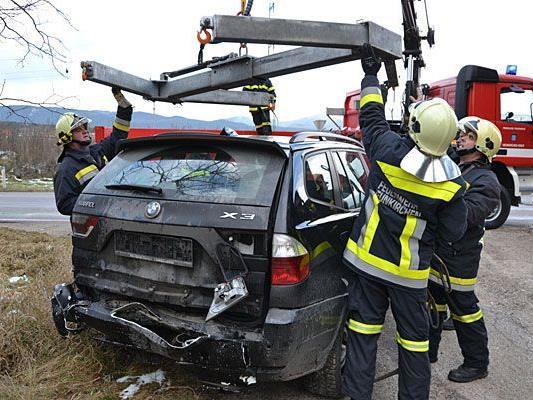 Bergungsarbeiten bei dem Unfall im Bezirk Neunkirchen
