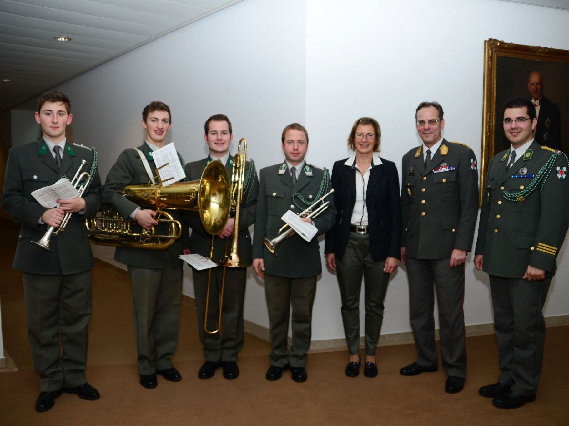 LTP Nußbaumer mit Brigadier Konzett und der Abordnung der Militärmusik mit Hauptmann Öller. LTP Nußbaumer mit Brigadier Konzett und der Abordnung der Militärmusik mit Hauptmann Öller.