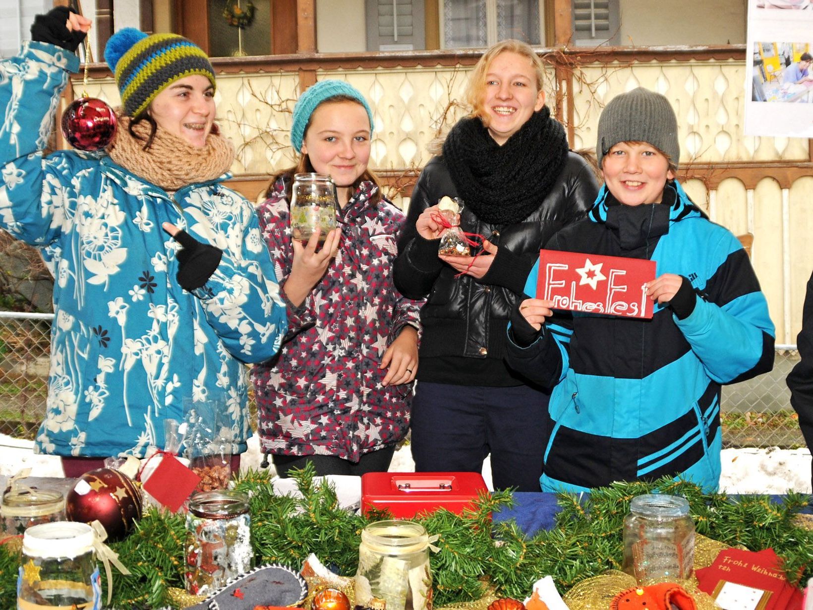 Gaißauer Firmlinge präsentieren das Angebot bei ihrem Markstand am Weihnachtsmarkt Gaißauer Firmlinge präsentieren das Angebot bei ihrem Markstand am Weihnachtsmarkt