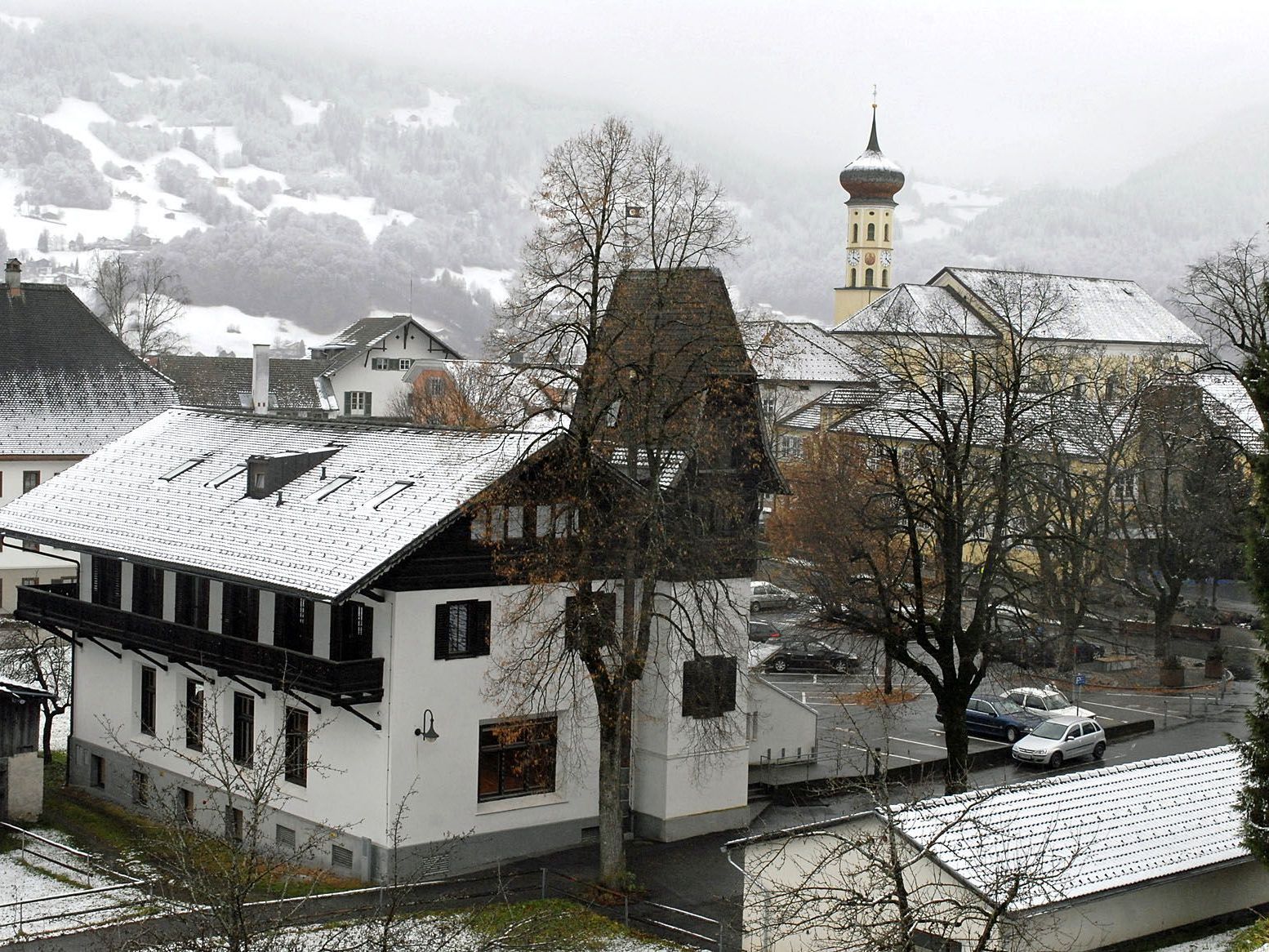 Das Pfarrheim St. Jodok und die Pfarrkirche St. Jodok in Schruns auf einen Blick Das Pfarrheim St. Jodok und die Pfarrkirche St. Jodok in Schruns auf einen Blick