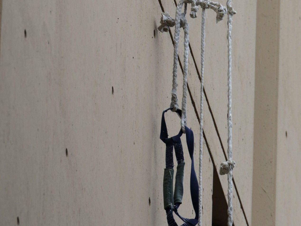 Männer seilten sich aus Hochhausfenster ab. Männer seilten sich aus Hochhausfenster ab.