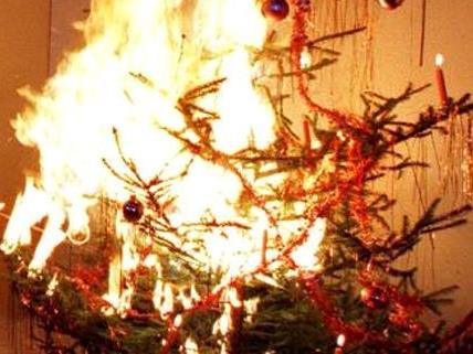 In Leopoldsdorf fing ein Christbaum bei einer Weihnachtsparty Feuer.