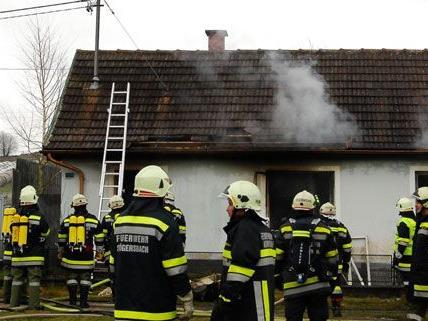 Elf Feuerwehren waren am Montag in Matzlesschlag im Einsatz.