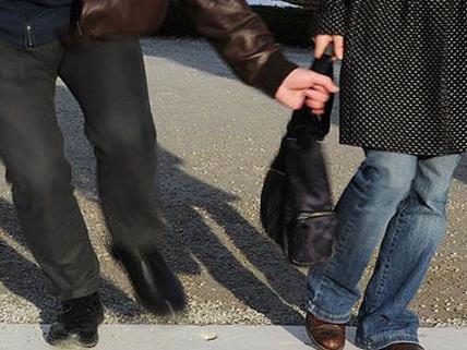 Handtaschenraub in Wien - Margareten, Opfer ins Gesicht geschlagen und verletzt