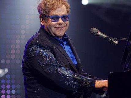 Elton John gibt ein Konzert in Wien: Es wird romantisch in der Stadthalle.