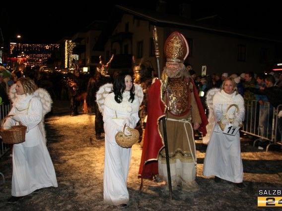 In St. Johann im Pongau verteilte der Nikolaus, umringt von Engeln, Süßigkeiten an die Kinder.