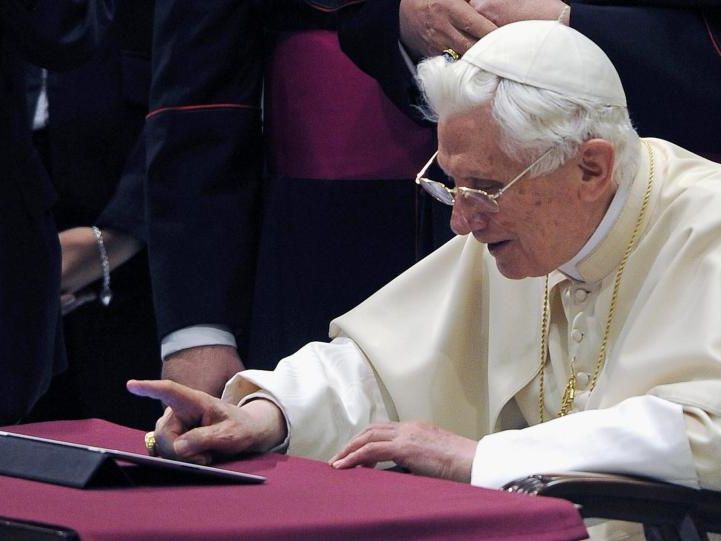 Per Knopfdruck sendet der Papst den ersten Tweet eines katholischen Kirchenoberhauptes. Per Knopfdruck sendet der Papst den ersten Tweet eines katholischen Kirchenoberhauptes.