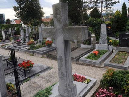 Am Friedhof wurde die junge Frau Opfer eines Überfalls. Am Friedhof wurde die junge Frau Opfer eines Überfalls.