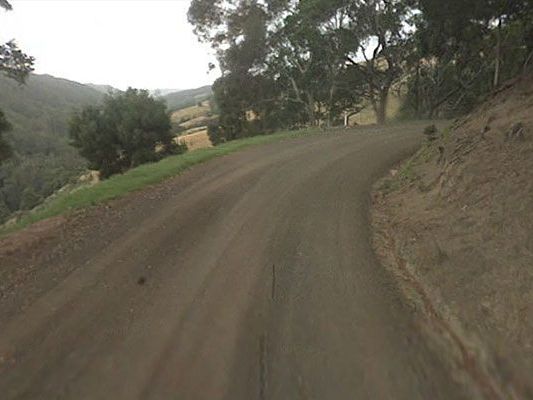 So präsentiert sich die Straße auf Google Maps: Steiles Gefälle und ohne Leitplanken. So präsentiert sich die Straße auf Google Maps: Steiles Gefälle und ohne Leitplanken.