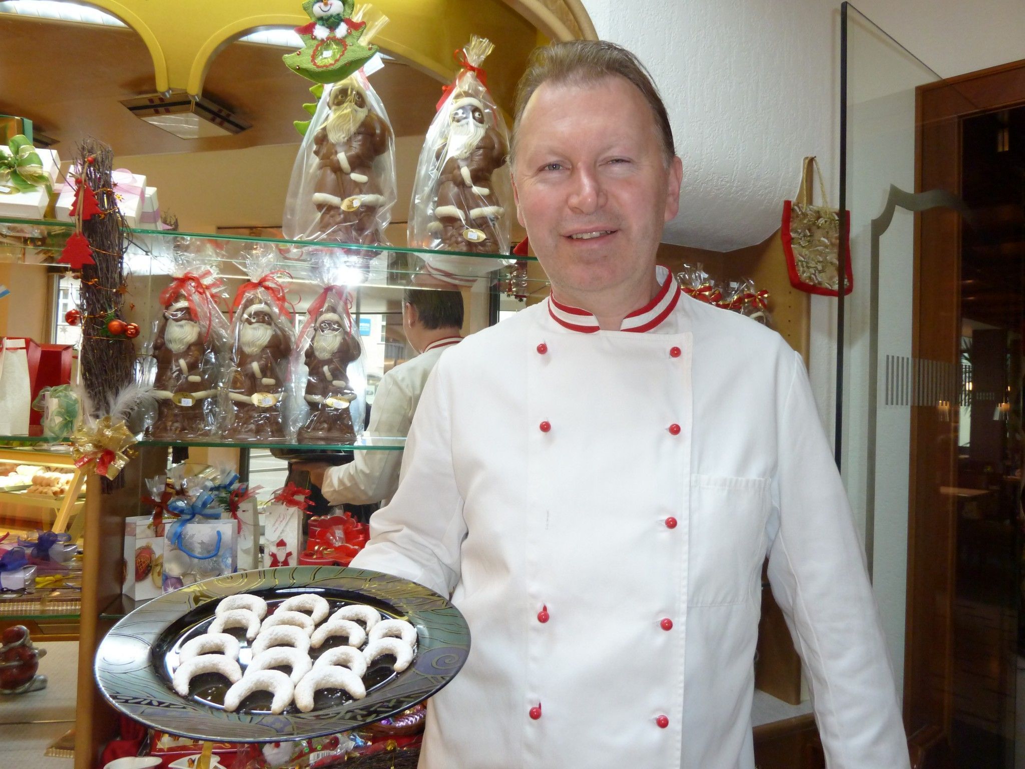Martin Rauch mit kalorienreduzierten Vanillekipferl. Martin Rauch mit kalorienreduzierten Vanillekipferl.