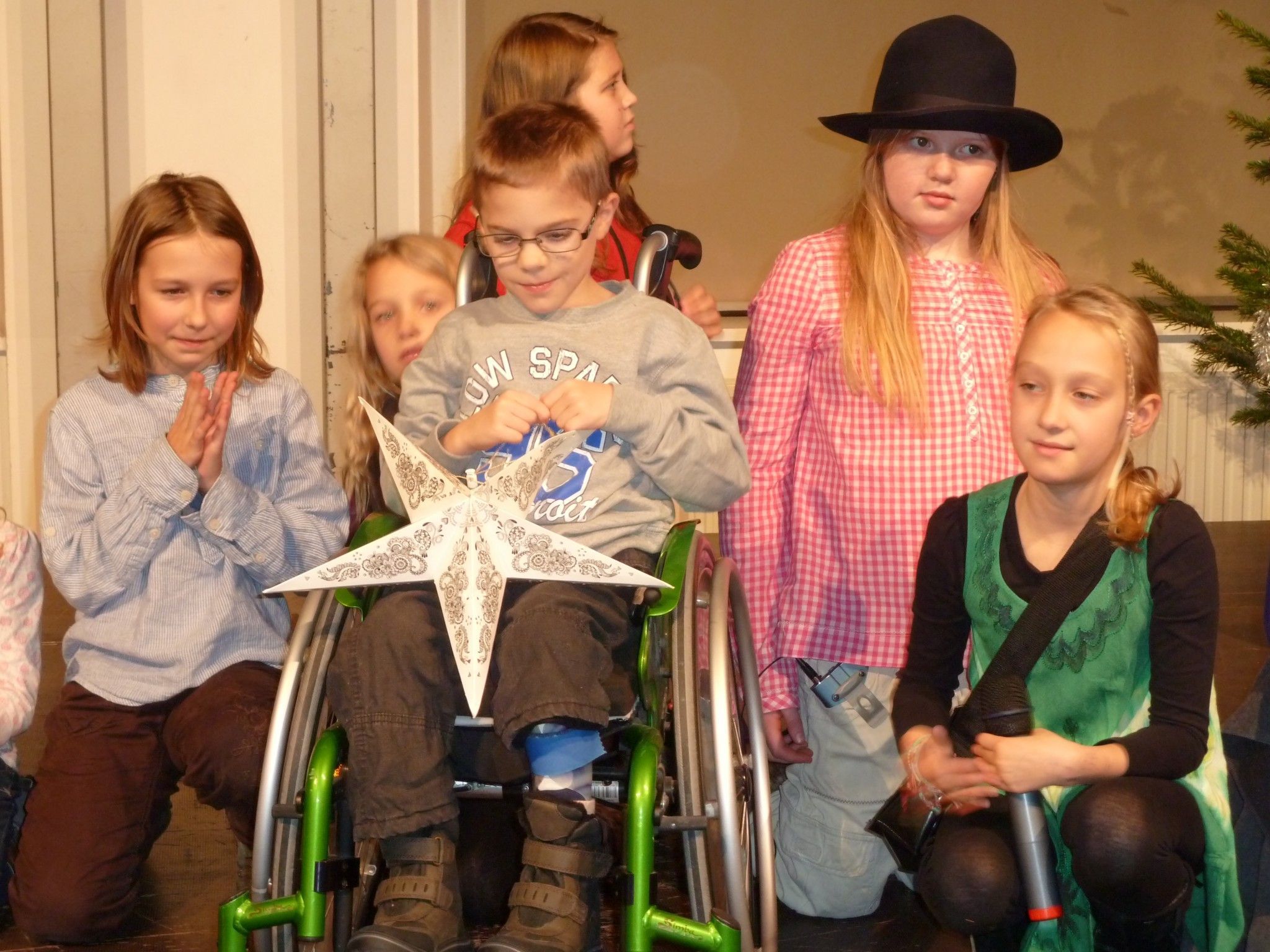 Patenkind Bastian freute sich mit Schülern der VS Markt über die gelungene Veranstaltung. Patenkind Bastian freute sich mit Schülern der VS Markt über die gelungene Veranstaltung.