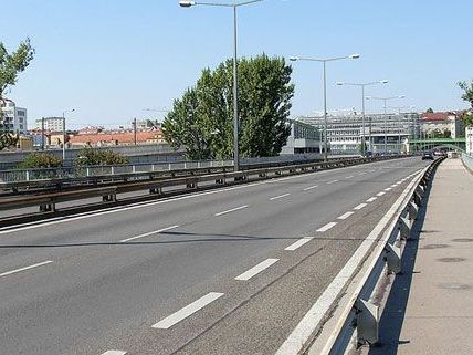 Nach der Auffahrt auf die Gürtelbrücke ist ein Wechseln der Spuren künftig nicht mehr möglich.