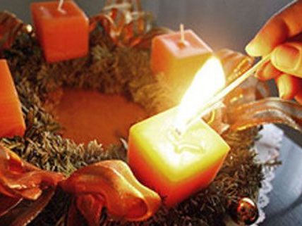 Beim Anzünden eine Kerze brach ein Feuer aus. Beim Anzünden eine Kerze brach ein Feuer aus.