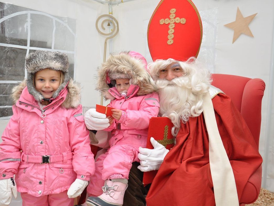 Anna-Lena und Lisa-Sophie überbrachten ihre Weihnachtswünsche dem Nikolo. Anna-Lena und Lisa-Sophie überbrachten ihre Weihnachtswünsche dem Nikolo.