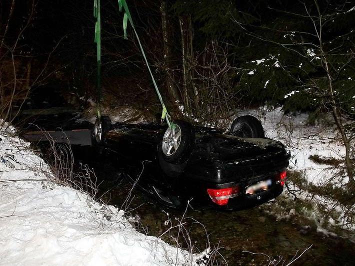 Der Lenker des Pkw verlor auf der schneebedeckten Fahrbahn die Kontrolle. Das Auto stürzte in ein Bachbett.