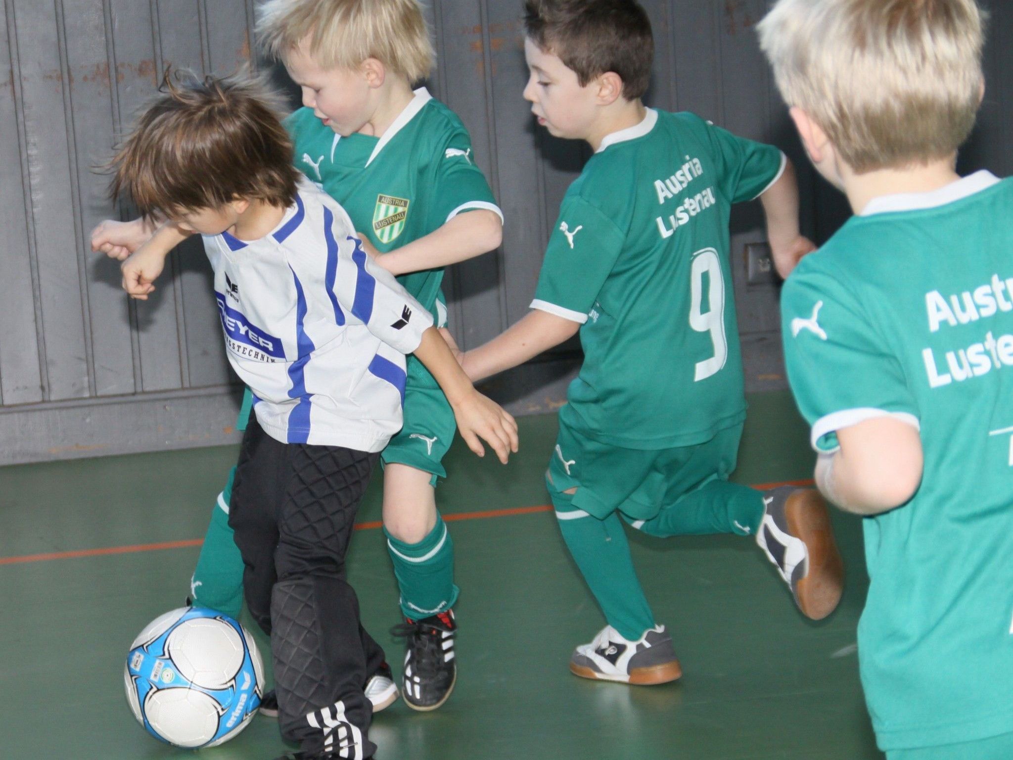 Die jüngsten Kicker (U-7) sind am Samstag ab 9 Uhr in der Herrenriedhalle im Einsatz. Die jüngsten Kicker (U-7) sind am Samstag ab 9 Uhr in der Herrenriedhalle im Einsatz.