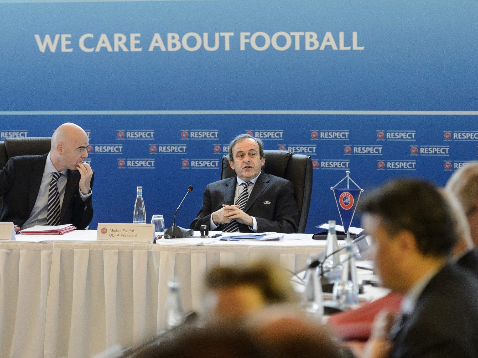 Platini-Vorschlag von Exekutivkomitee angenommen. Platini-Vorschlag von Exekutivkomitee angenommen.