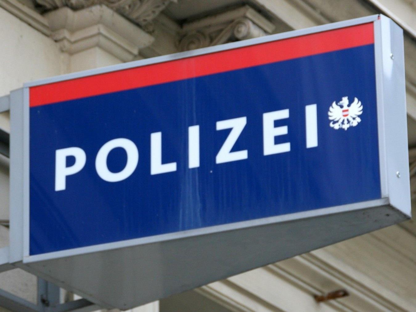 Ein Mann überfiel eine Bäckerei in Wien-Hietzing und flüchtete.