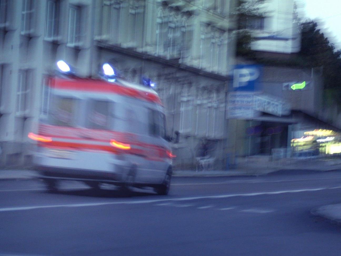 In Wien-Favoriten wurde eine Pensionistin von einem Fahrzeug überrollt. Der Lenker beging Fahrerflucht.