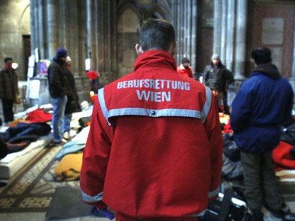 Sechs Flüchtlinge aus der Votivkirche mussten am Freitag ins Spital gebracht werden. Sechs Flüchtlinge aus der Votivkirche mussten am Freitag ins Spital gebracht werden.
