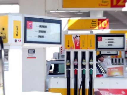 Überfall auf eine Tankstelle in Penzing.