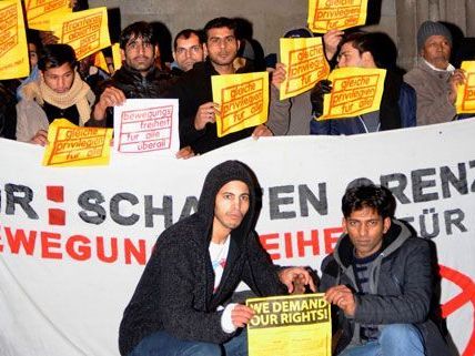 Die Flüchtlinge aus dem Camp im Sigmund Freud Park sollen die Votivkirche verlassen. Die Flüchtlinge aus dem Camp im Sigmund Freud Park sollen die Votivkirche verlassen.
