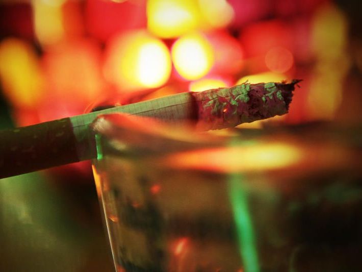 Mischdrogengebrauch aus Spirituosen und Zigaretten gefährlich. Mischdrogengebrauch aus Spirituosen und Zigaretten gefährlich.