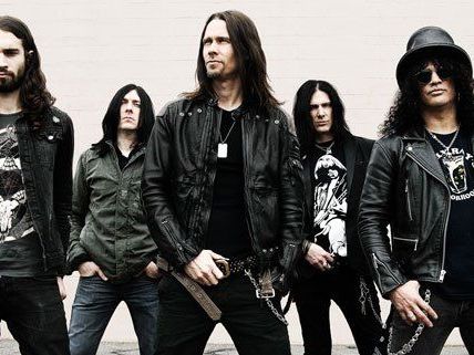 Slash kommt mit seiner Band in das Wiener Gasometer