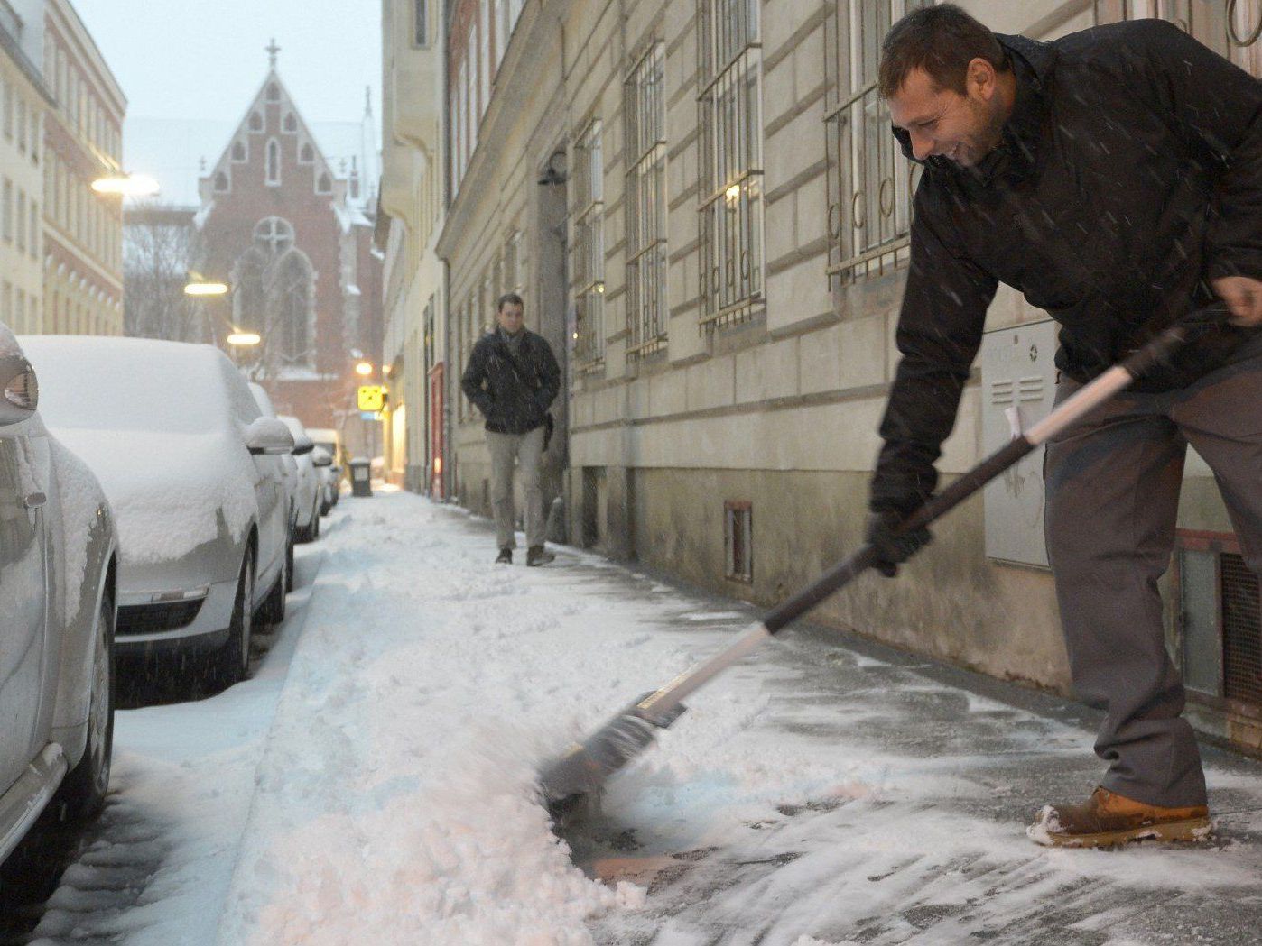 Hauseigentümer sind zur Räumung des Gehsteiges bei Schneefall verpflichtet.