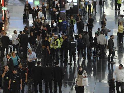 Alkoholisierter Passagier verletzte Polizisten auf Flughafen Wien