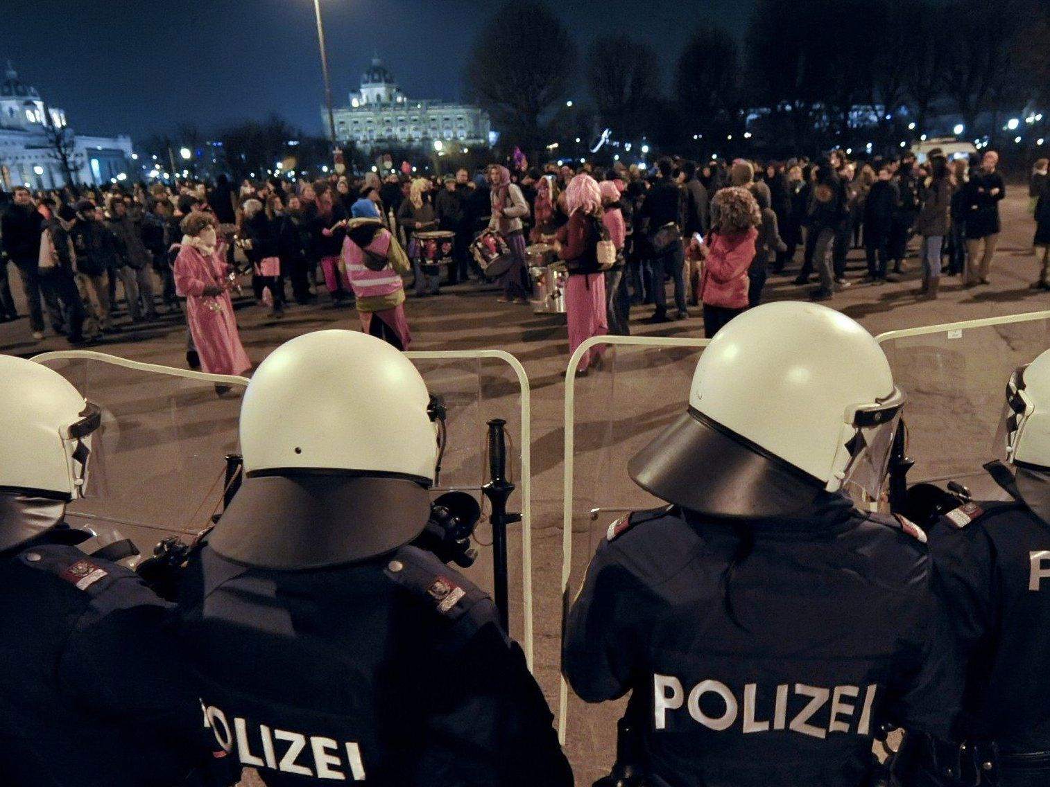 Auch am 1. Februar wird wieder gegen den Akademikerball in Wien demonstriert. Auch am 1. Februar wird wieder gegen den Akademikerball in Wien demonstriert.