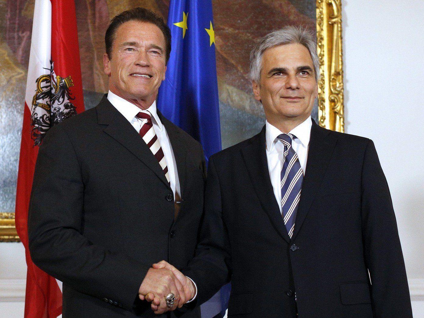 Arnold Schwarzenegger auf Kurzbesuch bei Werner Faymann im Bundeskanzleramt.