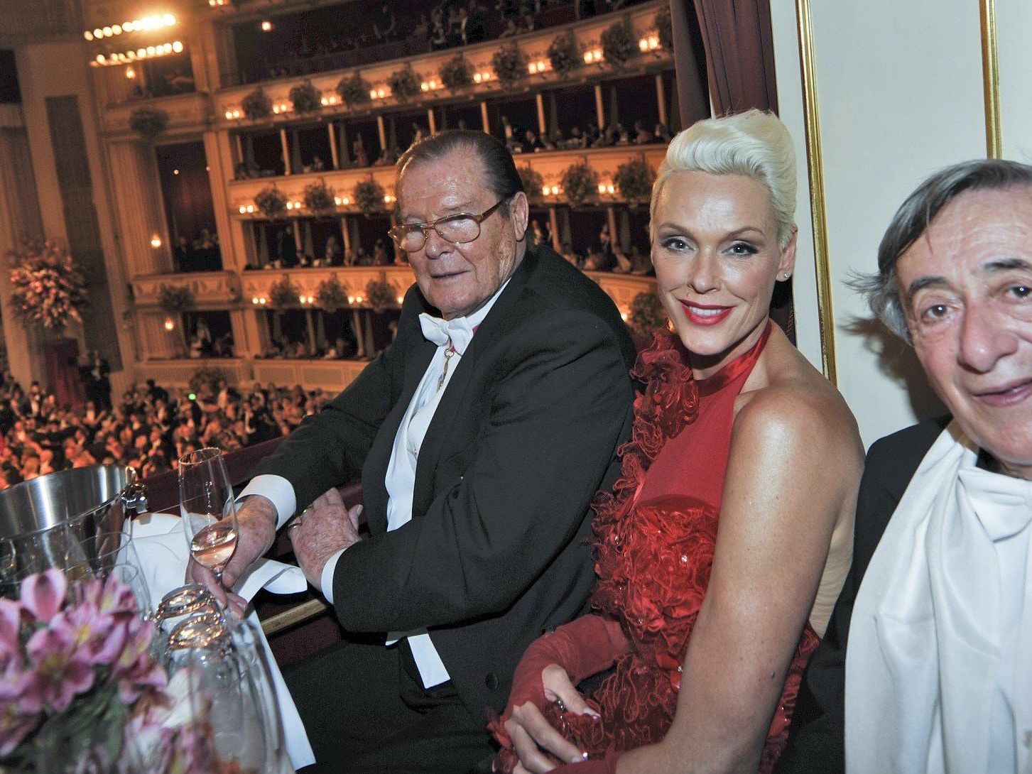 Richard Lugner in der Loge im 2. Rang mit Brigitte Nielsen und Roger Moore. Richard Lugner in der Loge im 2. Rang mit Brigitte Nielsen und Roger Moore.