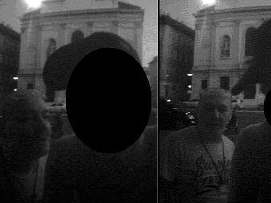 Der Unbekannte mit seinem Opfer bei der Geld-Behebung in Leopoldstadt Der Unbekannte mit seinem Opfer bei der Geld-Behebung in Leopoldstadt