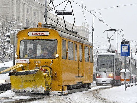 Die Öffis in Wien sind durch den Schnee beeinträchtigt - in Hietzing entgleiste sogar eine Straßenbahn Die Öffis in Wien sind durch den Schnee beeinträchtigt - in Hietzing entgleiste sogar eine Straßenbahn
