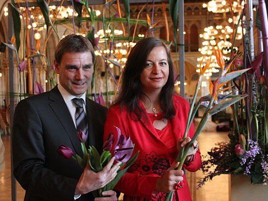 Ulli Sima und Rainer Weisgram bei den Vorbereitungen zum Blumenball
