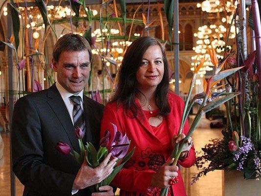 Ulli Sima und Rainer Weisgram bei den Vorbereitungen zum Blumenball Ulli Sima und Rainer Weisgram bei den Vorbereitungen zum Blumenball