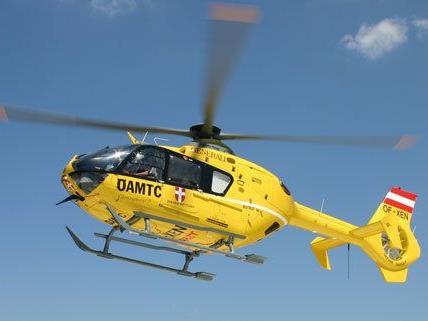 Mit einem "Christophorus 9"-Hubschrauber wurde das Unfallopfer aus Bruck an der Leitha abgeholt