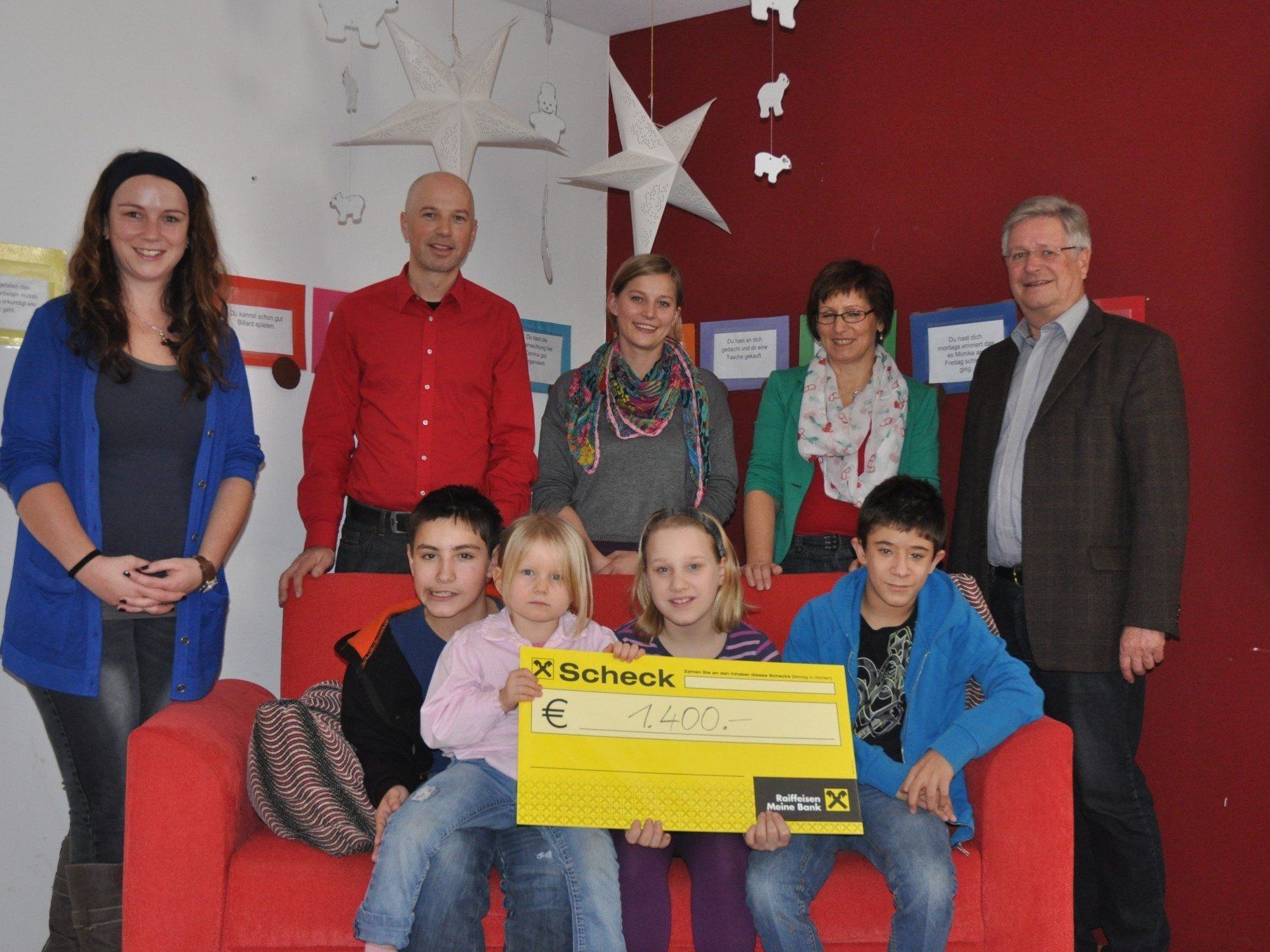 Martina Ender, Markus Müller und Maria Simma (alle Jupident), freuten sich zusammen mit den Kindern bei der Spendenübergabe durch Roswitha Fritz und Kurt Ludescher. Martina Ender, Markus Müller und Maria Simma (alle Jupident), freuten sich zusammen mit den Kindern bei der Spendenübergabe durch Roswitha Fritz und Kurt Ludescher.