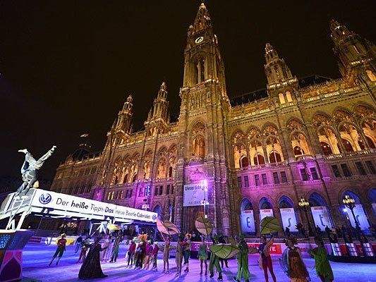 Artisten bei der Eröffnung vom Wiener Eistraum 2013 am Donnerstag