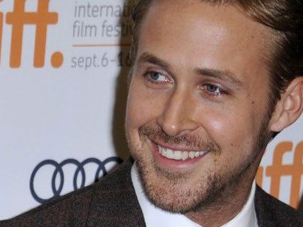 Ryan Gosling entspannt beim Stricken Ryan Gosling entspannt beim Stricken