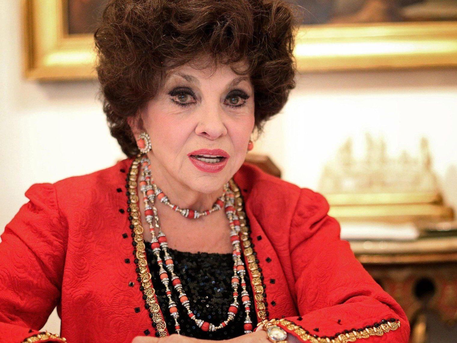 Gina Lollobrigida begleitet Richard Lugner zum Opernball 2013. Gina Lollobrigida begleitet Richard Lugner zum Opernball 2013.